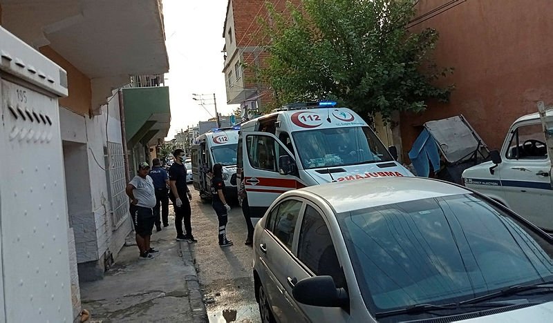 İzmir’de husumetlilerinden aileye silahlı saldırı