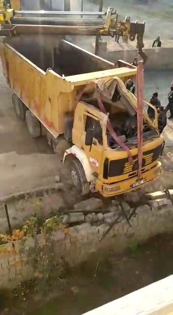 Freni Bosalan Hafriyat Kamyonu Ev Ve Yol Arasinda Asili Kaldi