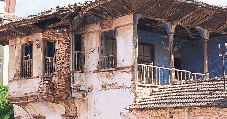 Karacasu’nun tarihi taş evleri iç sızlatıyor!