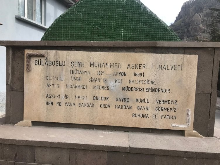 Afyonkarahisar’da yol ortasındaki mezar görenleri şaşırtıyor