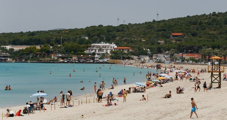 Kısıtlama kalktı, İzmir’de plajlar doldu