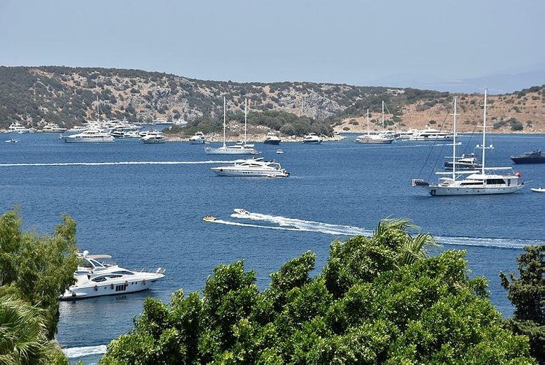 El değmemiş koyların milyon dolarlık misafirleri denizlere renk kattı