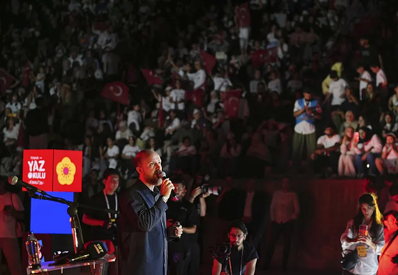 efes-antik-kentinde-unutulmaz-program-bilal-erdogan-izmirde-konustu-bizi-kardes-kilan-degerleri-yasatalim-1787126168373.png