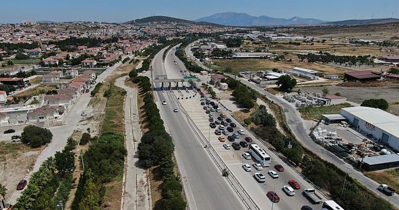 Alaçatı girişinde yüzlerce metre araç kuyruğu