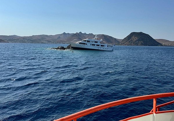 Kayalıklara çarpıp yanan lüks teknenin sahibi ünlü iş insanı çıktı