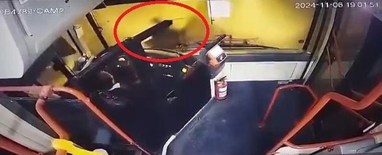 İzmir’de genç kızın otobüsün altında kaldığı anlar kamerada