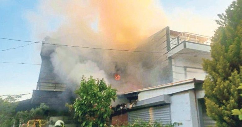 Garajdaki araçta çıkan yangın villayı yaktı