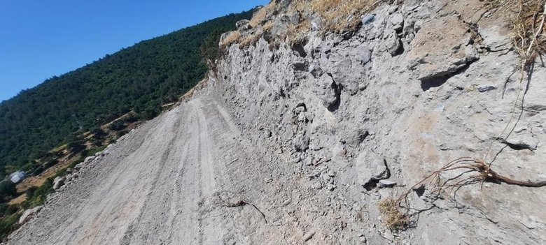 Tarihi kalıntılara bile aldırış etmeden yol açtılar