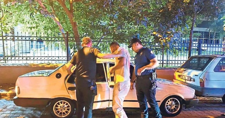 Alkollü sürücü aracını polislerin üzerine sürdü