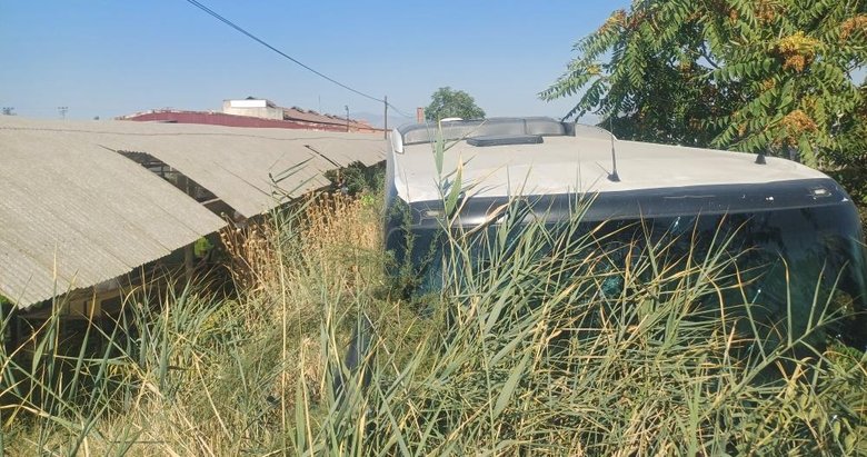 Manisa’da otobüs yoldan çıktı, 35 yolcu ölümden döndü