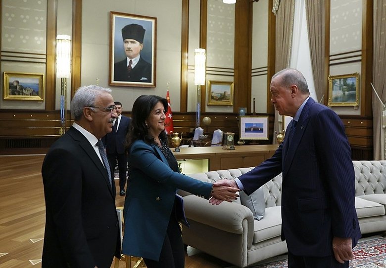 baskan-erdogan-dem-parti-heyetini-kabul-ediyor-1761839286874.jpeg