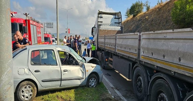 Çanakkale’de feci kaza: Otomobil, tıra çarptı!