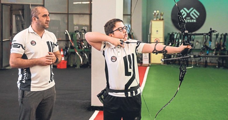 Oyuncak ok ve yay ile başladı iki kez dünya ikincisi oldu