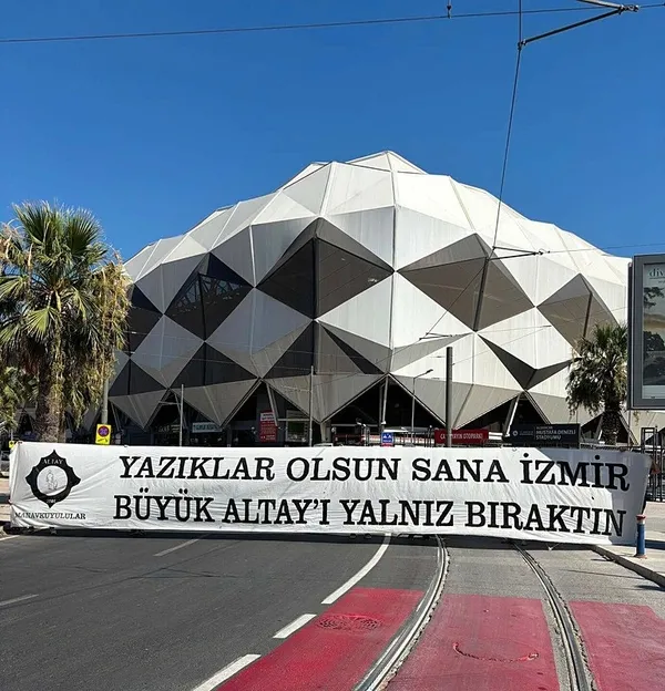 izmirin-dort-bir-yaninda-altay-pankarti-yaziklar-olsun-sana-izmir-buyuk-altayi-yalniz-biraktin-1785750666937.jpeg