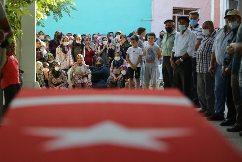Canla başla mücadele etmişti! Yangın şehidi Erdal Tovka İzmir’de toprağa verildi