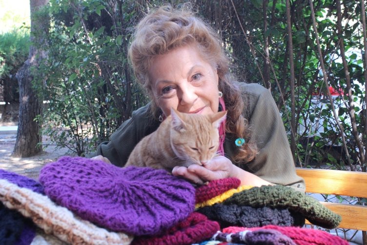 Ünlü oyuncu Fatma Belgen pazarda bere satıyor