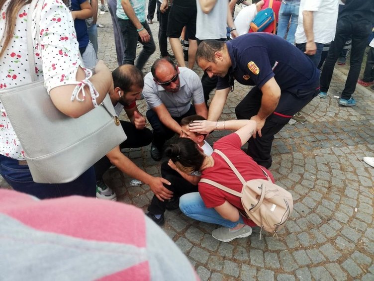 İzmir Bornova’da öğrenci servisi ağaca çarptı: 15 yaralı