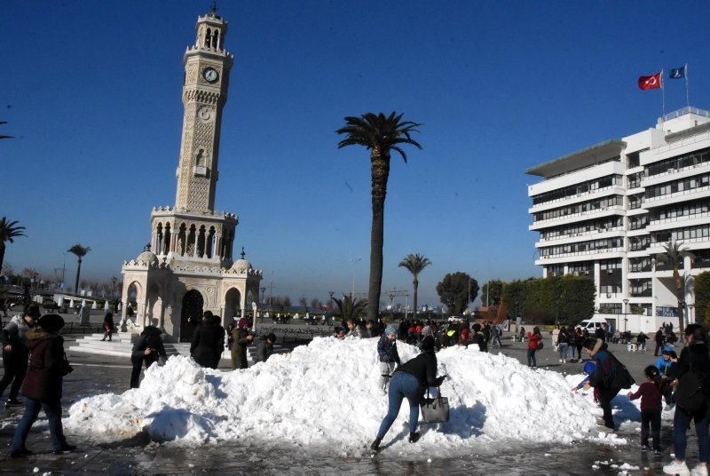 İzmir Konak Meydanı’nda kar sürprizi! Görenler hayrete düştü