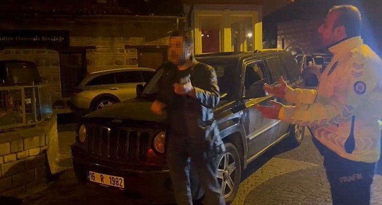 bursada-alkollu-surucu-dur-ihtarina-uymadi-trafigi-birbirine-katti-tehditler-yagdirdi-yaklasmayin-herkesi-arar-1765347707125.jpeg