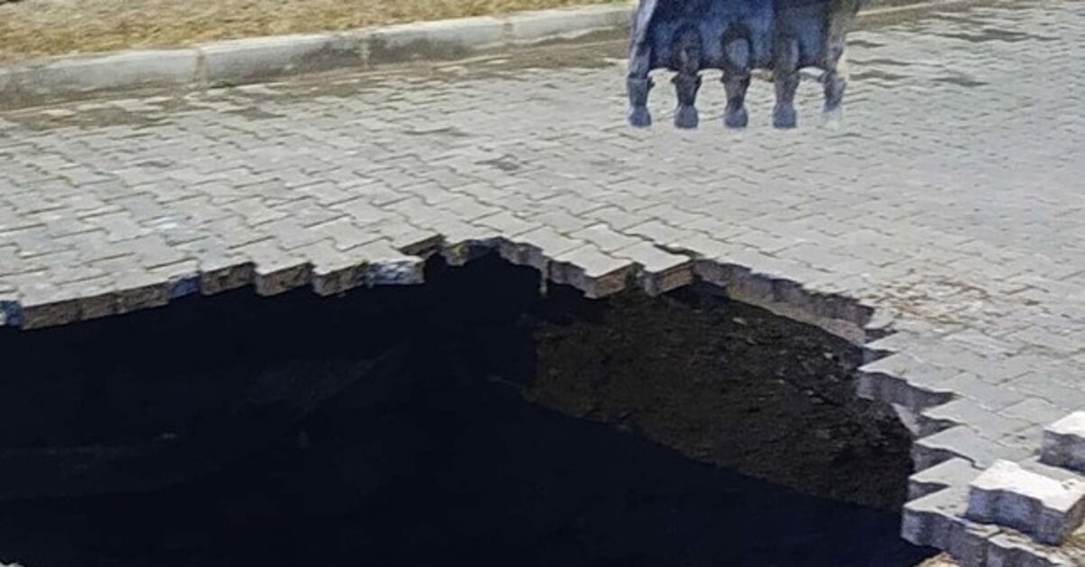 Manisa'da şoke eden olay! Çöken yolun altında insan kafatası ve kemikler bulundu