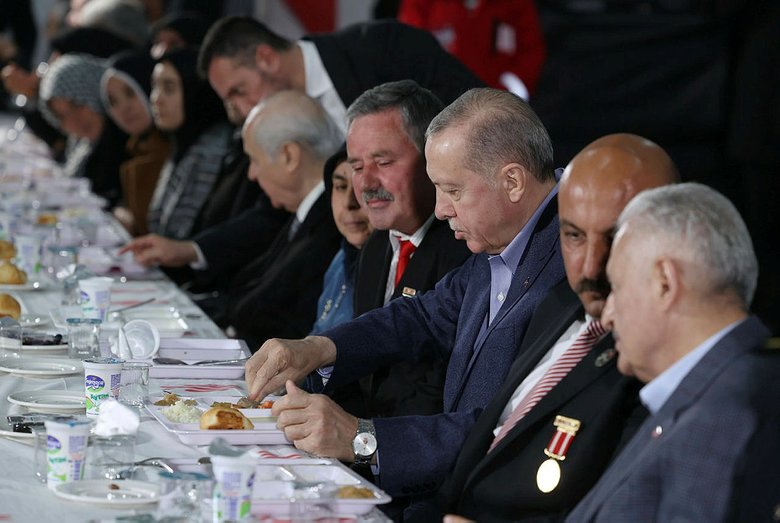 Erdoğan ilk iftarını Kahramanmaraş’ta depremzedelerle açtı