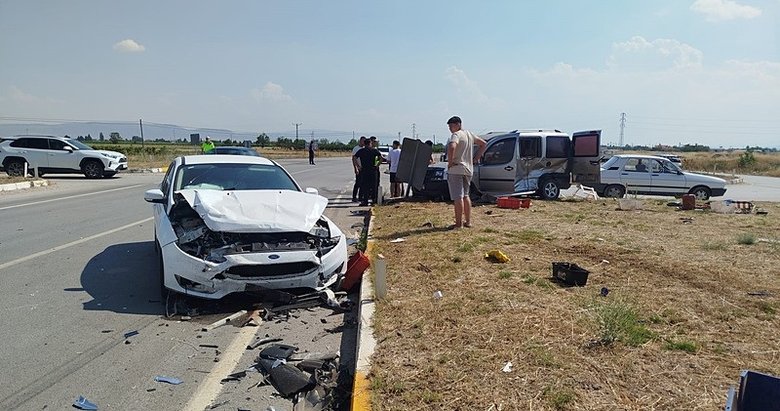 Denizli’de kavşakta çarpışan iki araç hurdaya döndü! 5 yaralı var