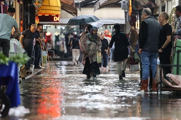 İzmir’de sağanak yağış etkili oldu! Araçlar sular içinde kaldı