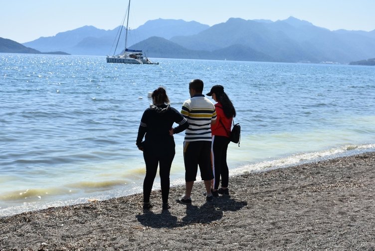 Marmaris’te denizin kıyısı sarıya boyadı