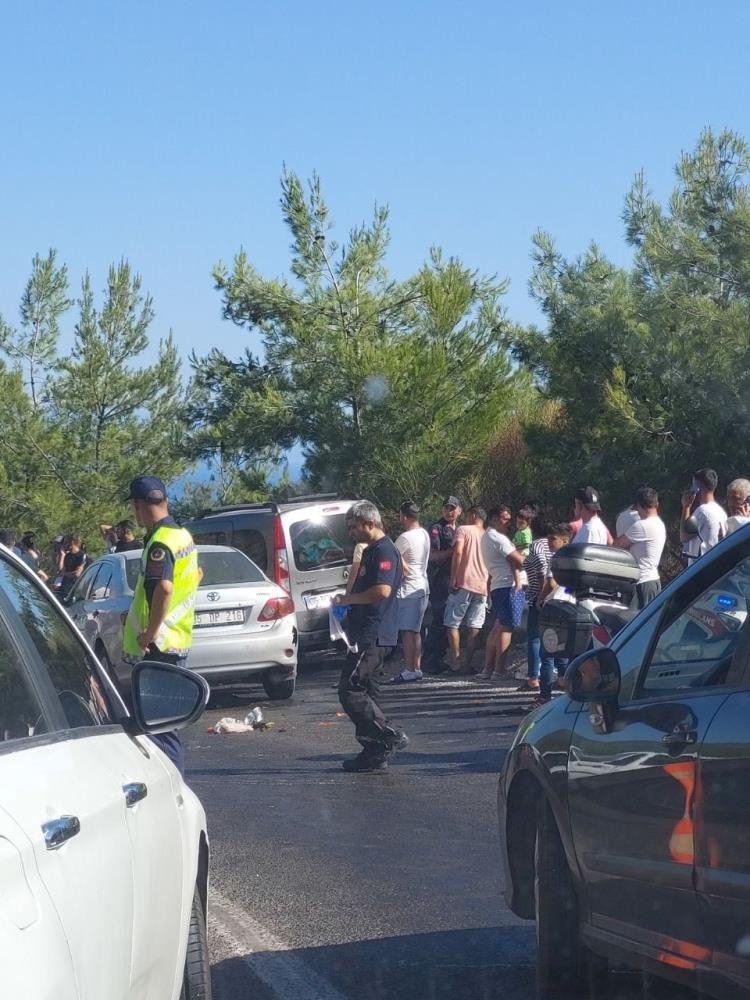 İzmir’de zincirleme kaza: Ölü ve yaralılar var
