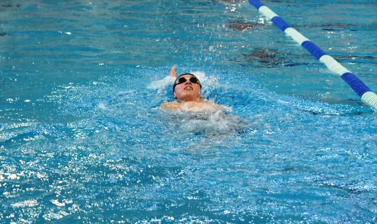 Kütahya’da yaşayan Recep Tula, engelini kulaç atarak aşıyor