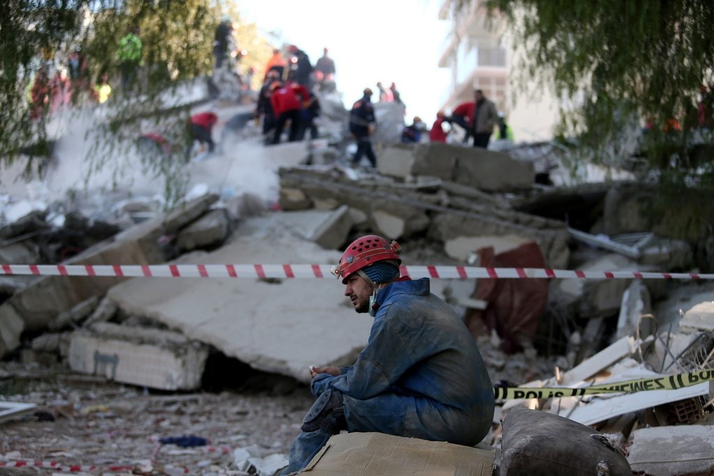 İzmir depreminde arama kurtarma personeli gözyaşlarını tutamadı
