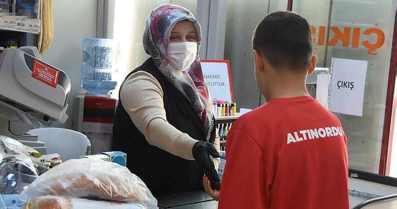 İzmir’deki marketlerde koronavirüs tedbirleri