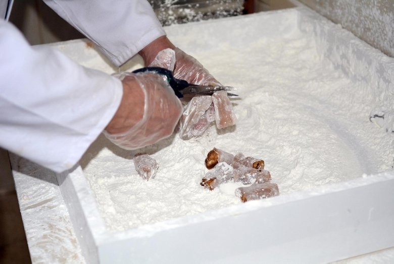 Manisa’ya özgü ’Ramazan sucuğu’ halkın vazgeçilmez lezzetleri arasında