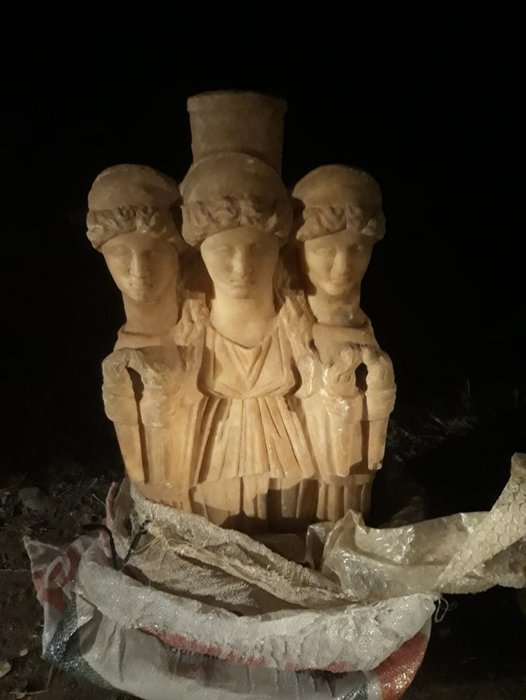 Denizli’de Roma dönemine ait kanatlı ve 3 başlı kadın heykeli ele geçirildi