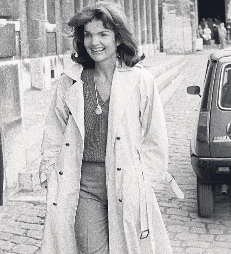 Trençkot stillerini yıldızlardan öğrenin