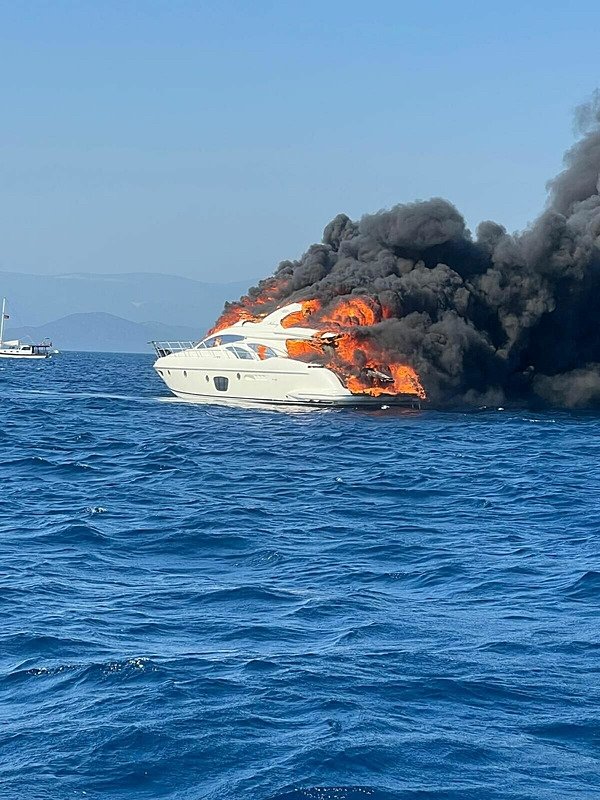 Kayalıklara çarpıp yanan lüks teknenin sahibi ünlü iş insanı çıktı