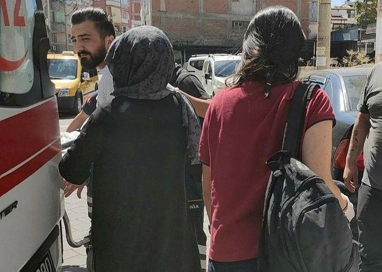 Kayınpederin gözü döndü! Kızının gözü önünde damadını bıçakladı