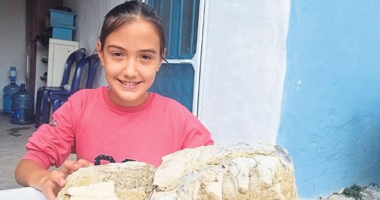 Küçük kızın yolda bulduğu fosil benzeri kaya parçası incelenecek