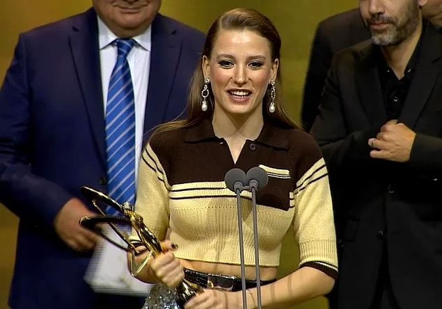 Serenay Sarıkaya Altın Kelebek Ödül Töreni’nde giydiği elbise ile sosyal medyada alay konusu oldu!