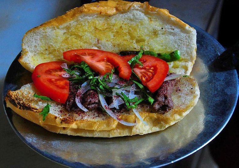 3 asırlık Manisa kebabı ekmek arasına girdi