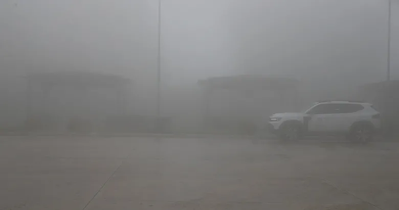 Denizli-Antalya Kara Yolu’nda göz gözü görmüyor! Yoğun sis ulaşımı aksattı