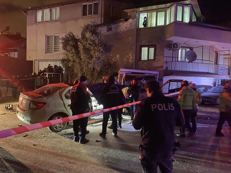 Alkollü sürücü, park etmeye çalışan kamyonete çarptı: 1 ölü, 4 yaralı
