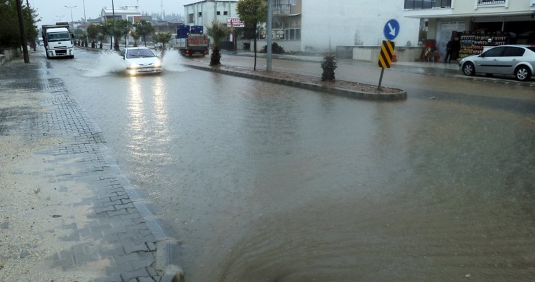 Aydın’da sağanak yağış etkili oluyor