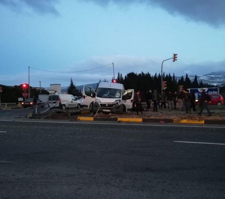 İzmir’de feci kaza! Tır kırmızı ışıkta dehşet saçtı