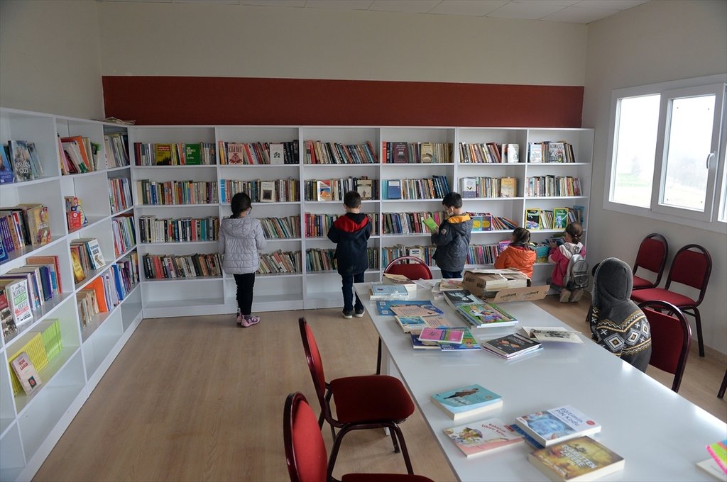 Uşak’ta sosyal medyadan çağrı yapan köy muhtarı 5 bin kitaplık kütüphane kurdu