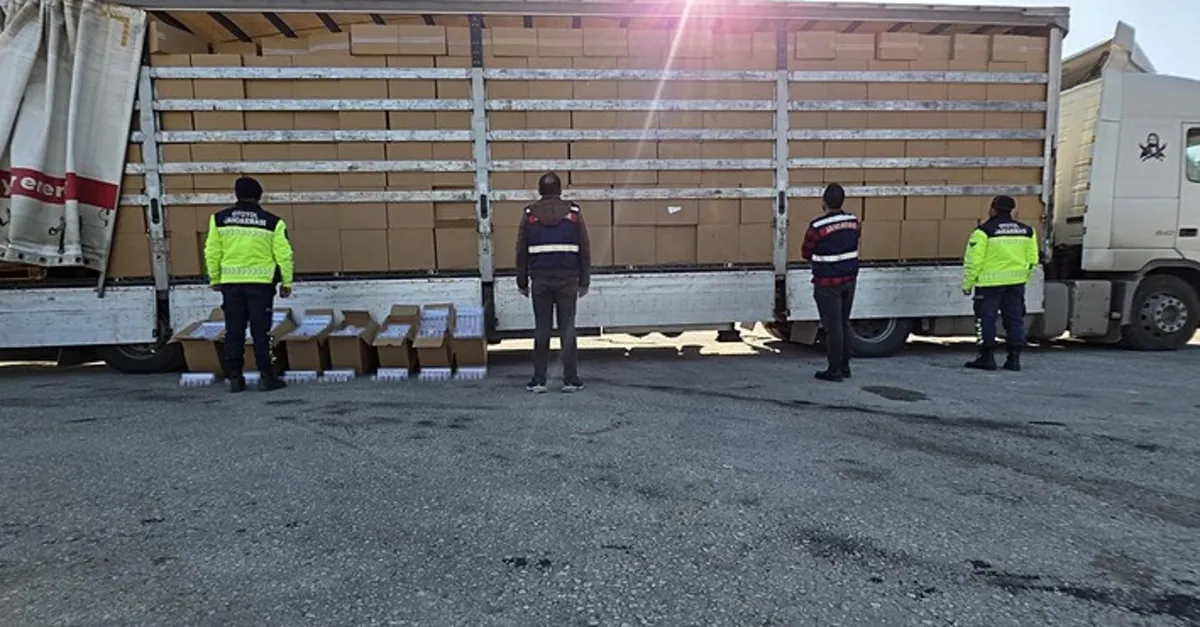 İzmir'de 500 Bin Paket Kaçak Sigara Ele Geçirildi, 3 Şüpheli Tutuklandı
