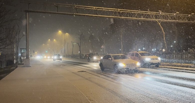İstanbul’da yılın ilk karı yağmaya başladı