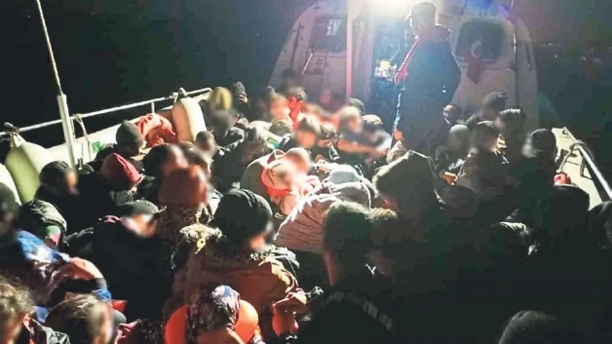 Bozcaada açıklarında 69 göçmen kurtarıldı