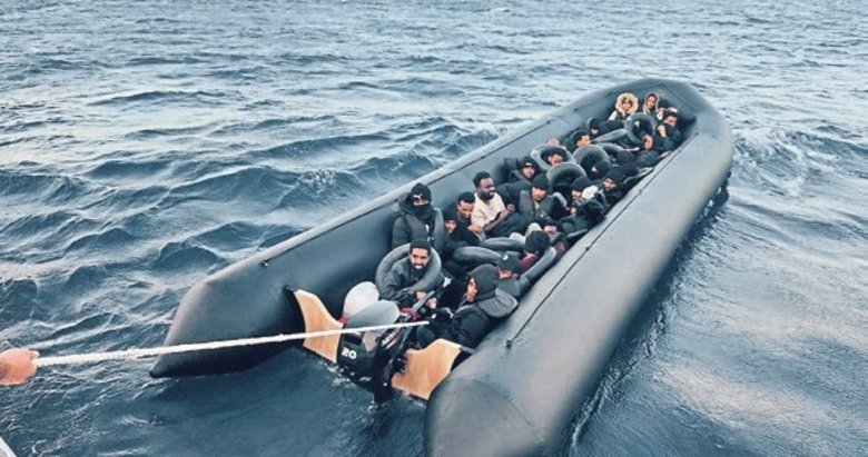 İzmir açıklarında sürüklenen göçmenler kurtarıldı