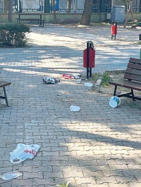 Kemalpaşa’daki mezarlıkta çöp kokusu isyanı